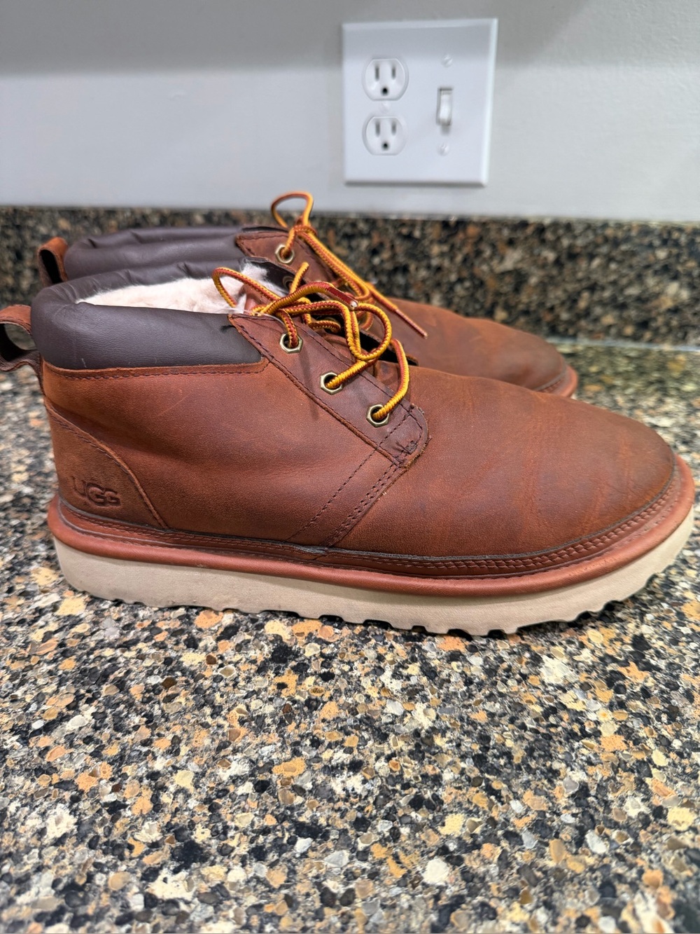 UGG Men’s Brown Leather Lace-Up Chukka Boots 7